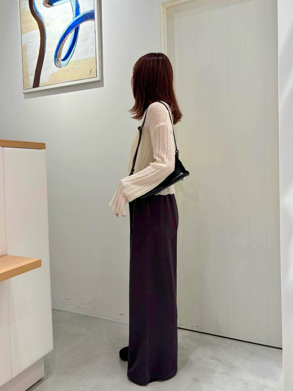 グレー系のその他パンツ、ベージュ系のカーディガン/ボレロ、ホワイト系のキャミソールを着用したレディースの夏コーディネートの2枚目の写真