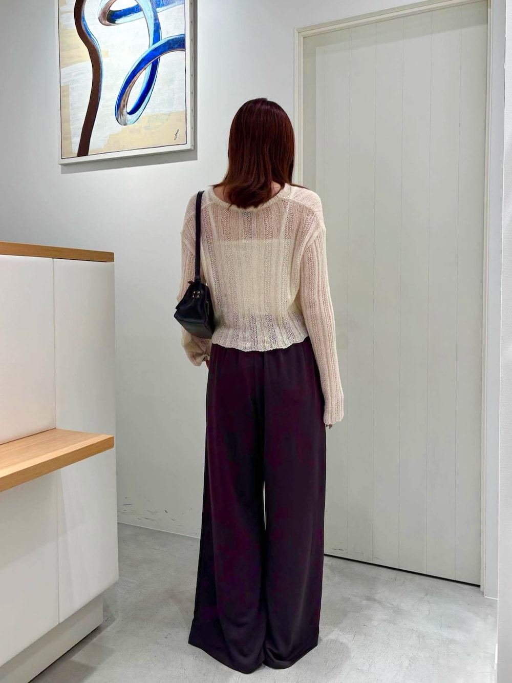 グレー系のその他パンツ、ベージュ系のカーディガン/ボレロ、ホワイト系のキャミソールを着用したレディースの夏コーディネートの3枚目の写真