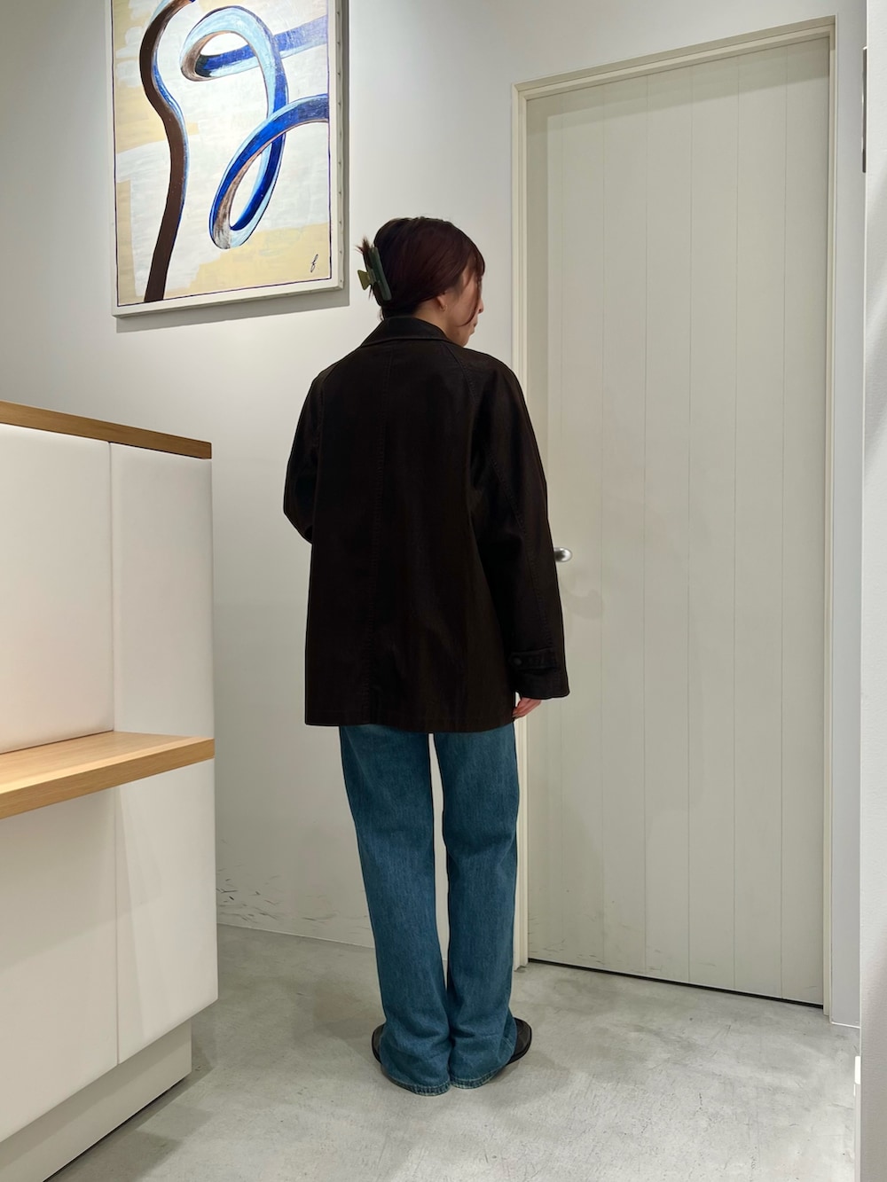 ブラウン系のその他アウター、イエロー系のTシャツ/カットソー、ブルー系のデニムパンツを着用したレディースの夏コーディネートの3枚目の写真