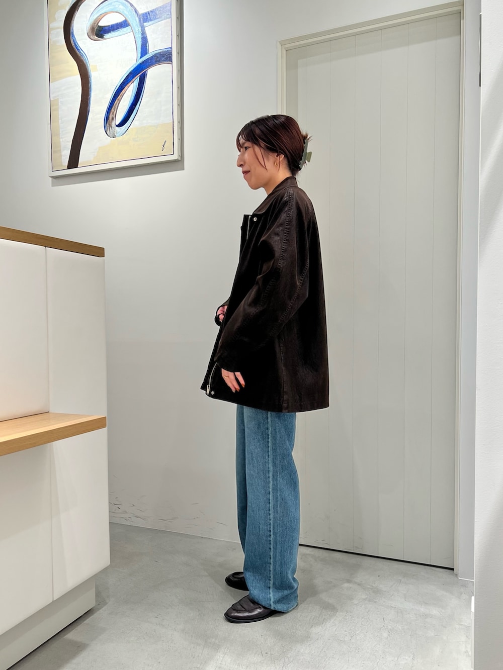 ブラウン系のその他アウター、イエロー系のTシャツ/カットソー、ブルー系のデニムパンツを着用したレディースの夏コーディネートの2枚目の写真