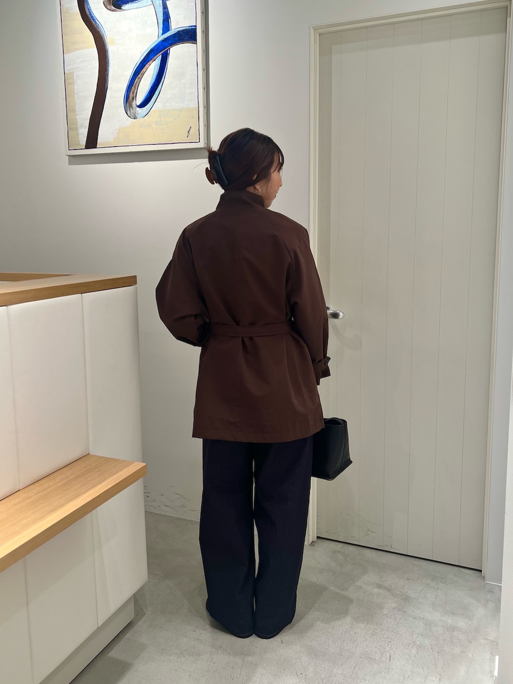 ブラウン系のその他アウター、ブルー系のデニムパンツ、ブラック系のスリッポンを着用したレディースの秋コーディネートの3枚目の写真