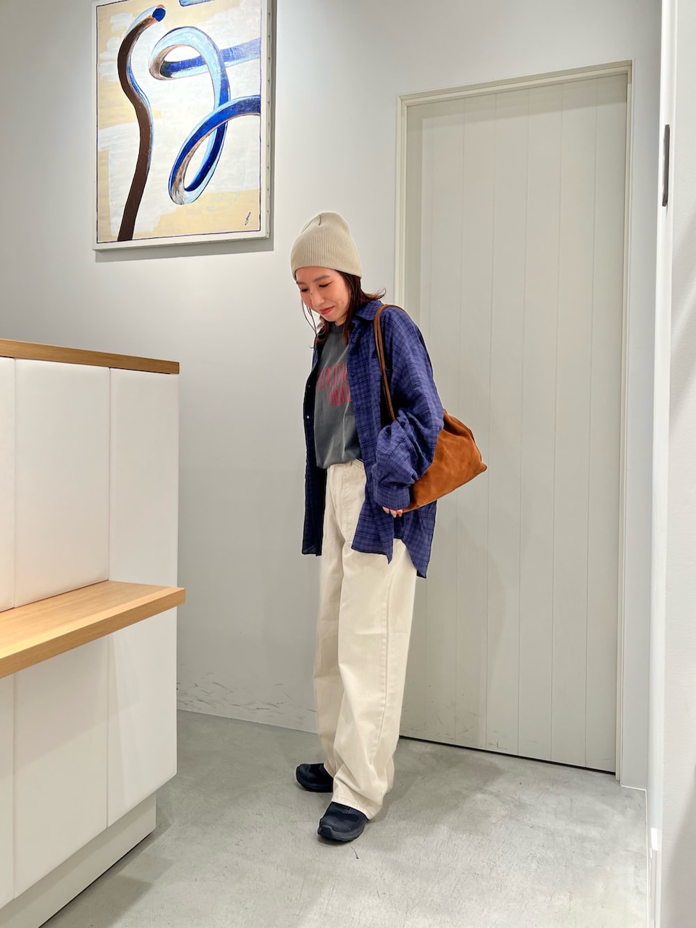 イエロー系のショルダーバッグ、ベージュ系のその他パンツ、グレー系のTシャツ/カットソーを着用したレディースの秋コーディネートの2枚目の写真