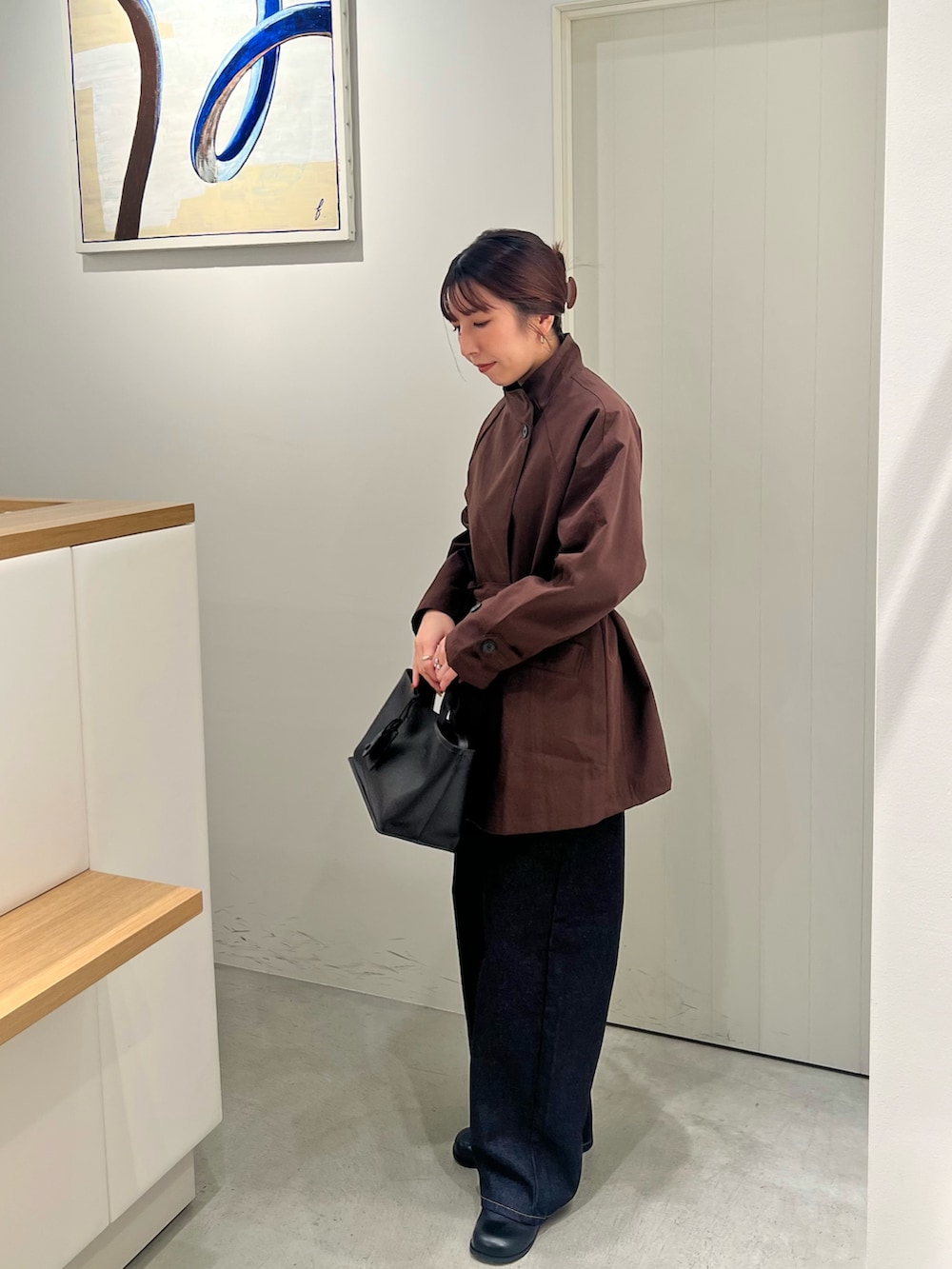 ブラウン系のその他アウター、ブルー系のデニムパンツ、ブラック系のスリッポンを着用したレディースの秋コーディネートの2枚目の写真