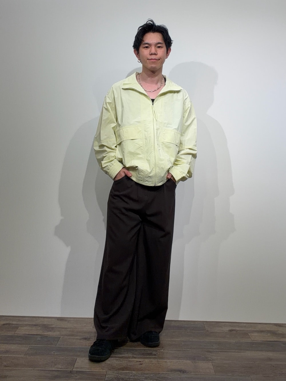 イエロー系のブルゾン、ブラウン系のその他アウター、ブラウン系のその他パンツを着用したメンズの春コーディネートの2枚目の写真