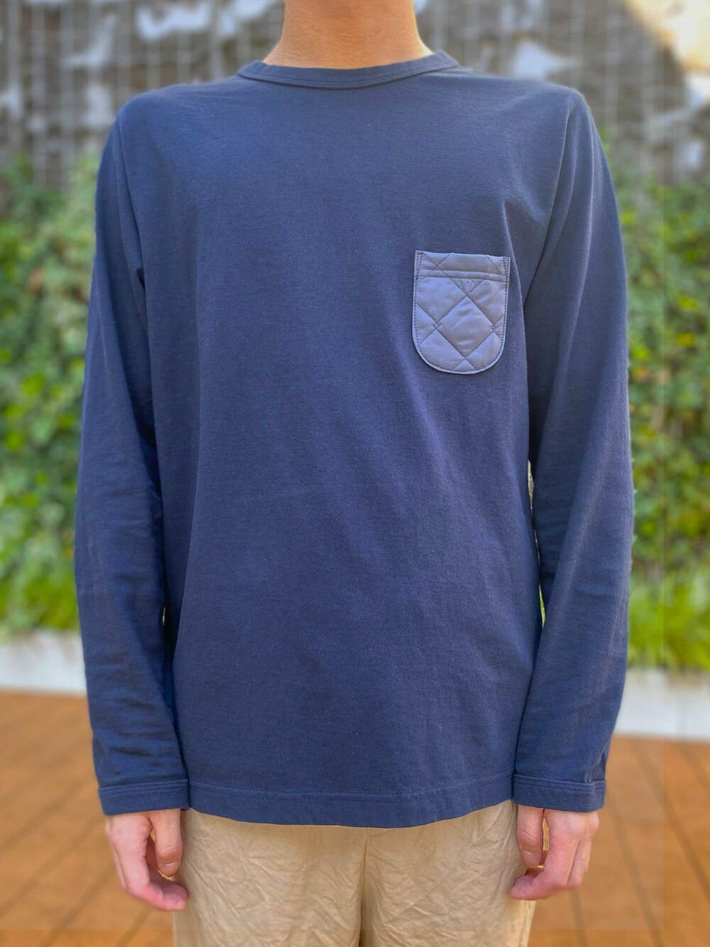 ブルー系のTシャツ/カットソー、ベージュ系のショルダーバッグを着用したメンズの夏コーディネートの3枚目の写真