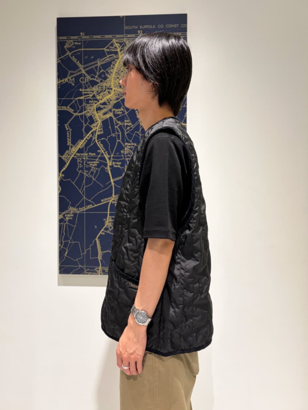 ブラック系のベスト、ブラック系のTシャツ/カットソーを着用したメンズの夏コーディネートの2枚目の写真