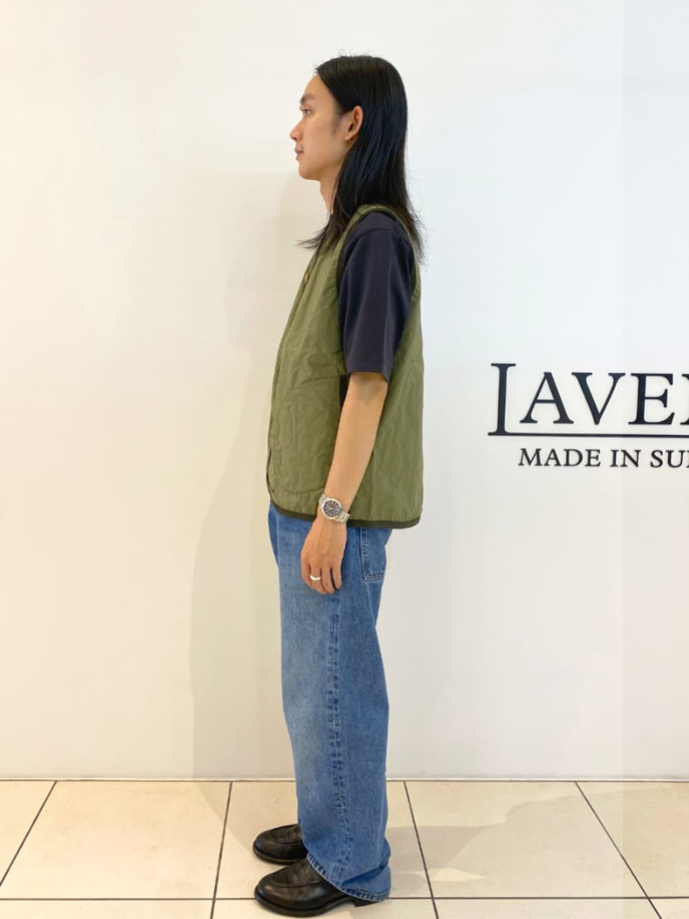 グリーン系のベストを着用したメンズの秋コーディネートの3枚目の写真