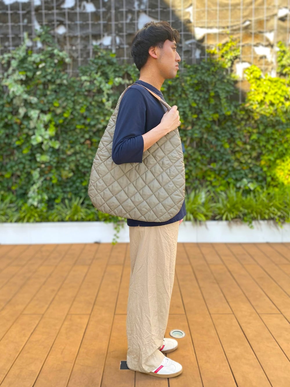 ブルー系のTシャツ/カットソー、ベージュ系のショルダーバッグを着用したメンズの夏コーディネートの2枚目の写真