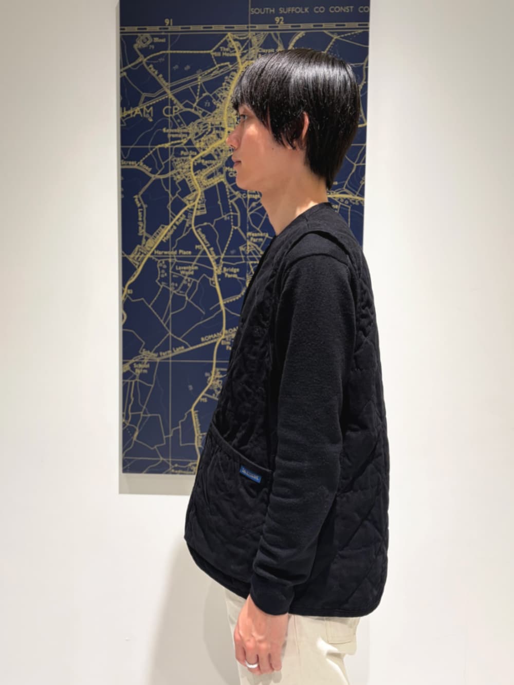 ブラック系のベストを着用したメンズの春コーディネートの3枚目の写真