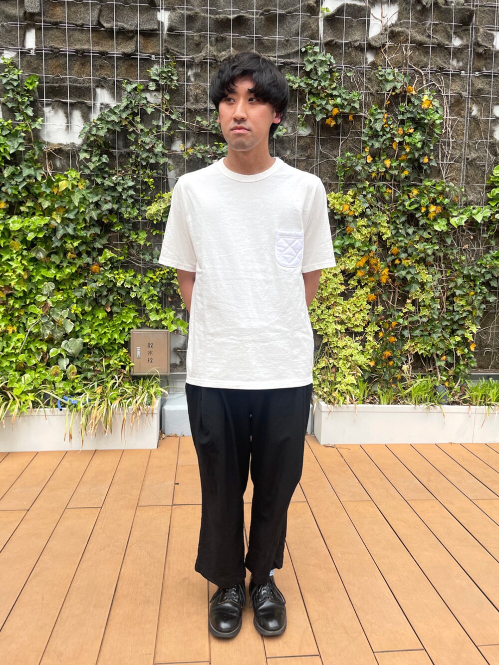 ブラック系のベスト、ホワイト系のTシャツ/カットソーを着用したメンズの春コーディネートの3枚目の写真