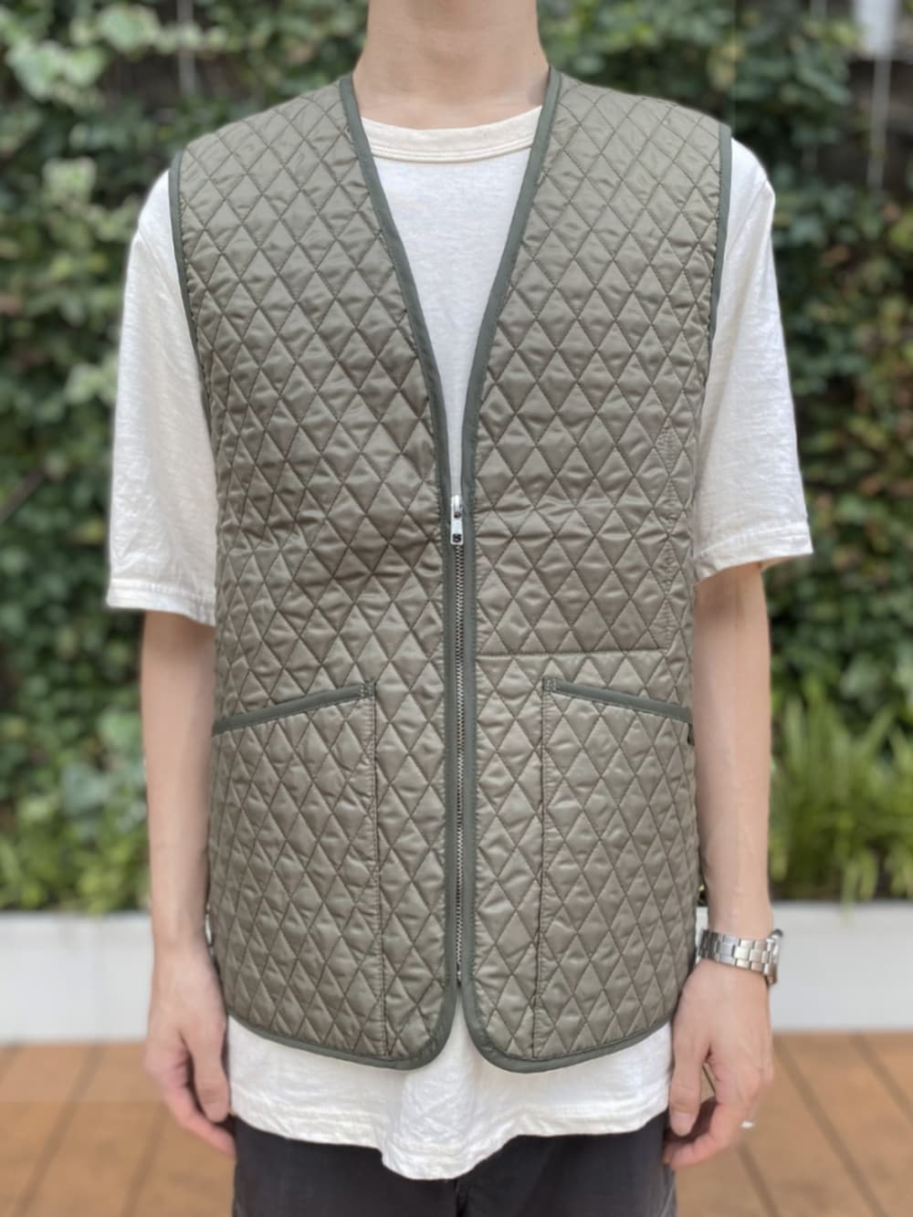 ホワイト系のTシャツ/カットソー、ブラック系のベストを着用したメンズの夏コーディネートの3枚目の写真