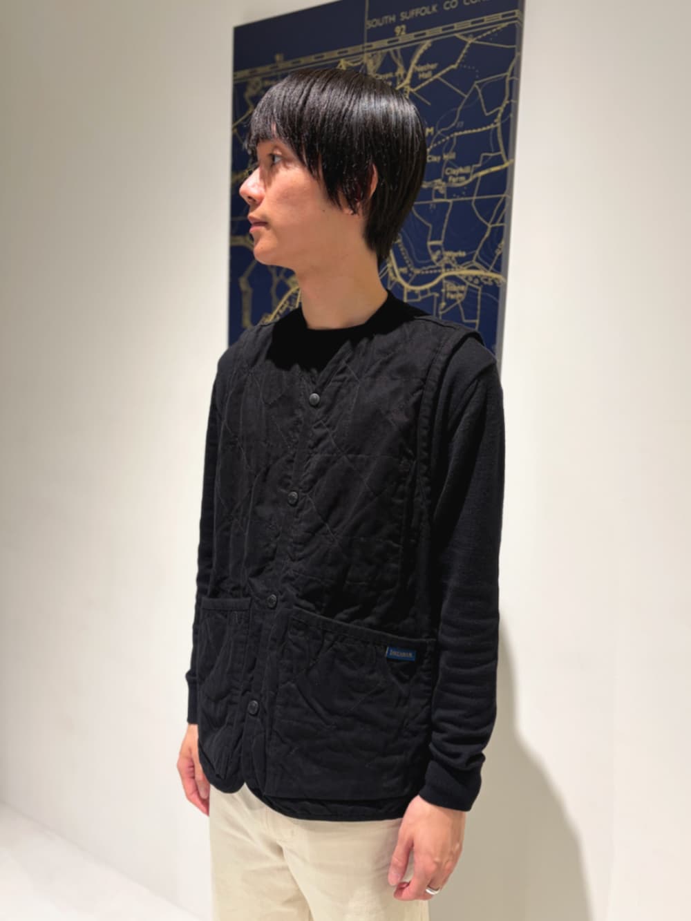 ブラック系のベストを着用したメンズの春コーディネートの2枚目の写真