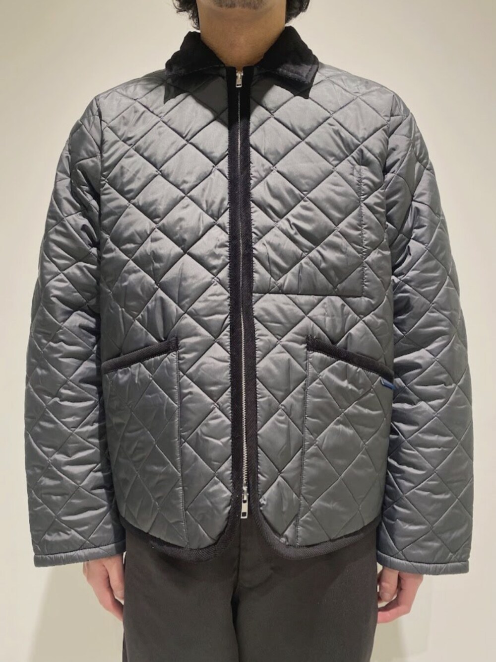 ブラック系のその他アウターを着用したメンズの冬コーディネートの2枚目の写真