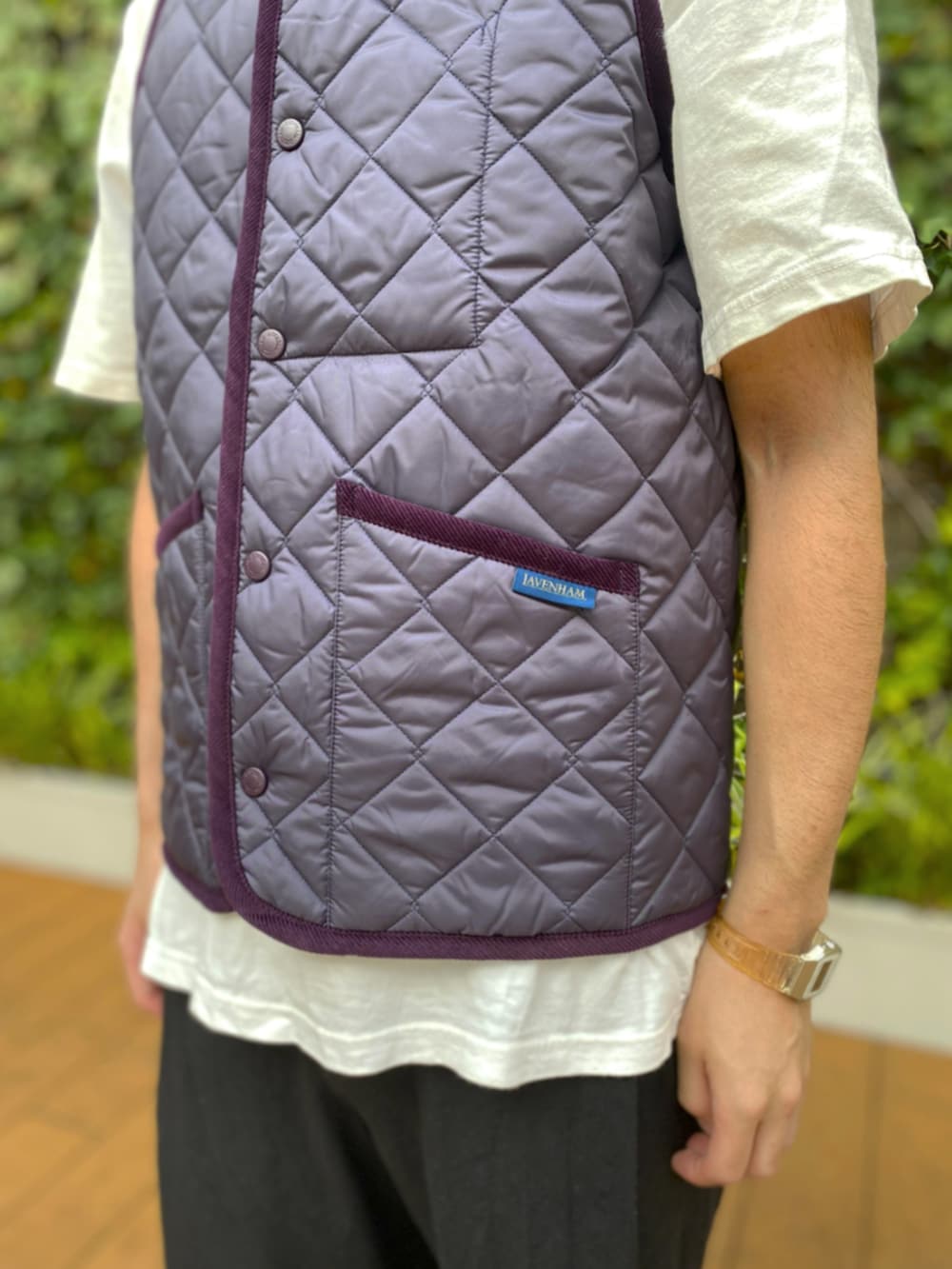 ホワイト系のTシャツ/カットソー、パープル系のベストを着用したメンズの夏コーディネートの3枚目の写真