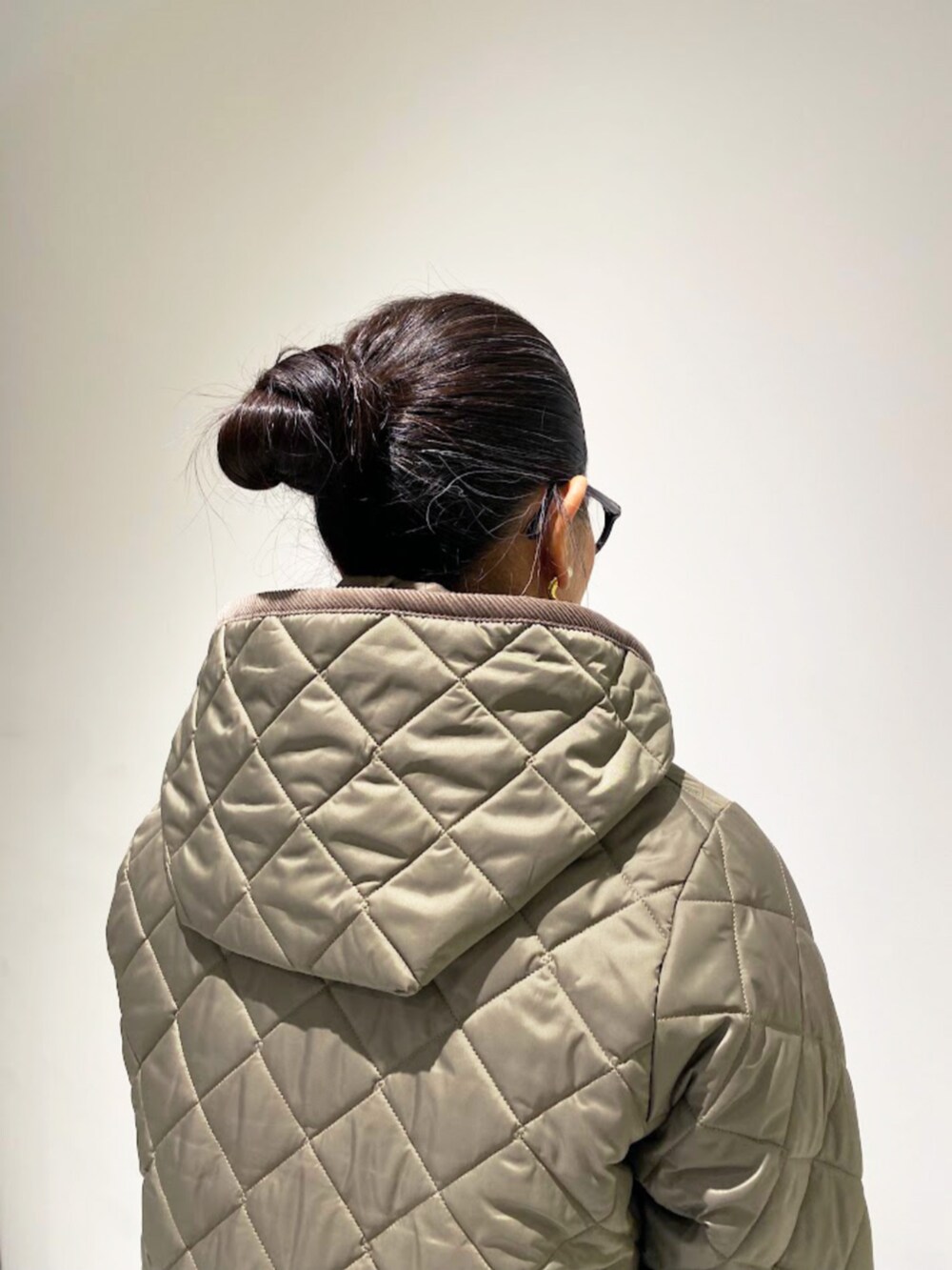 ベージュ系のその他アウターを着用したレディースの冬コーディネートの3枚目の写真