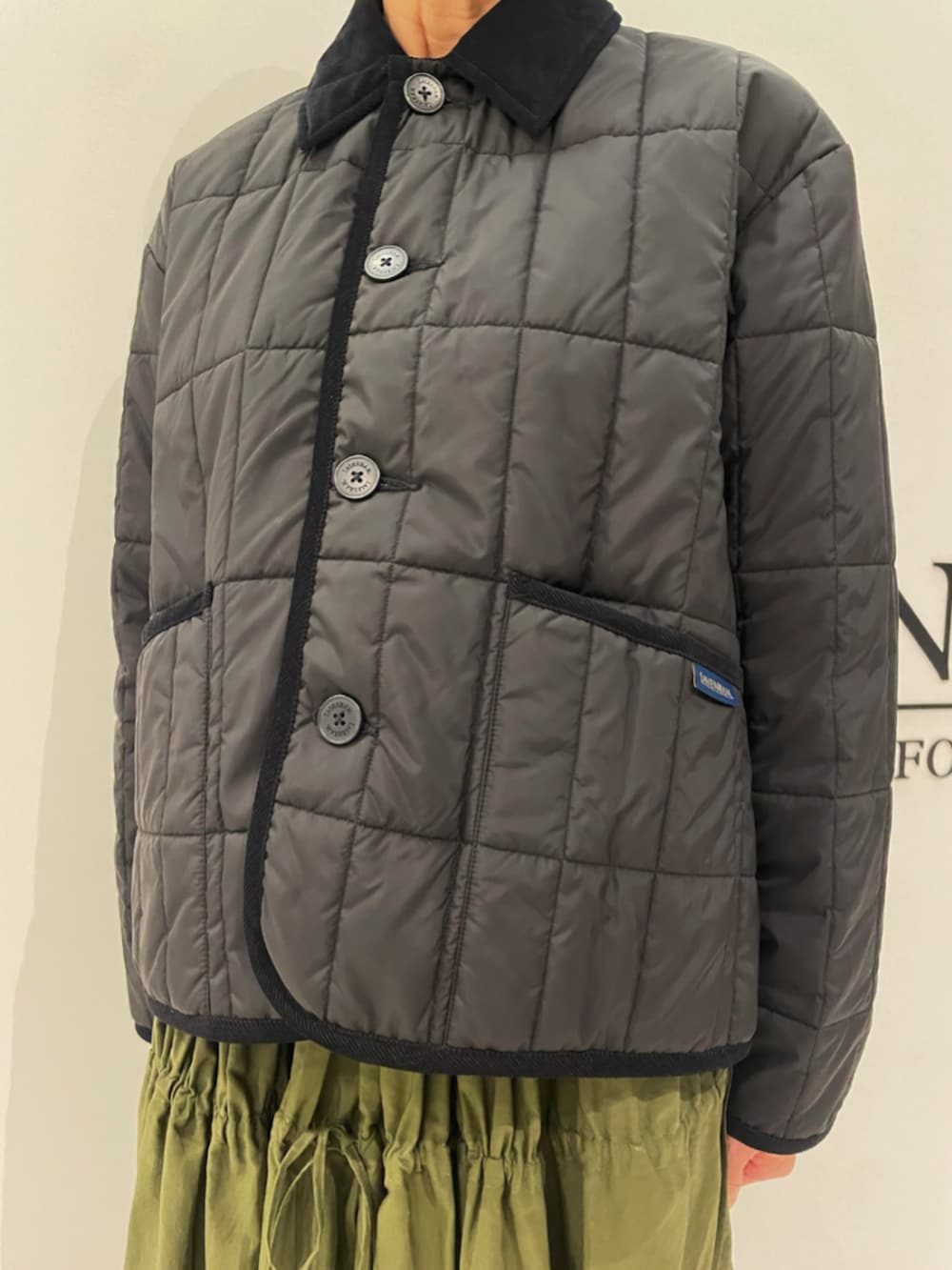 ブラック系のその他アウターを着用したレディースの秋コーディネートの3枚目の写真