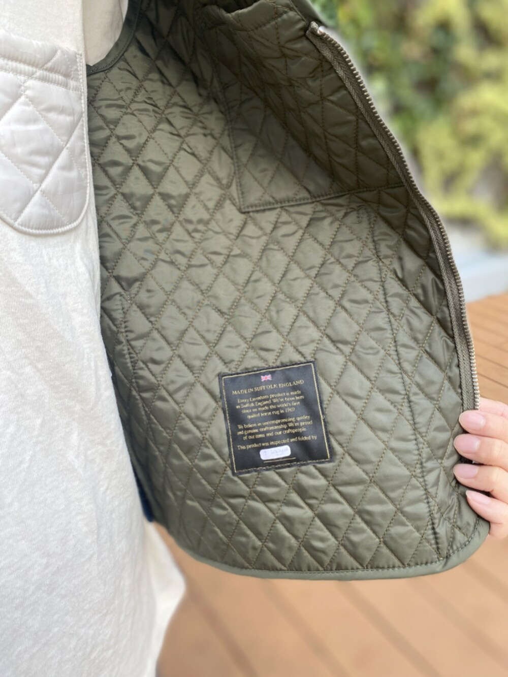 ホワイト系のTシャツ/カットソー、ブラック系のベストを着用したメンズの夏コーディネートの5枚目の写真