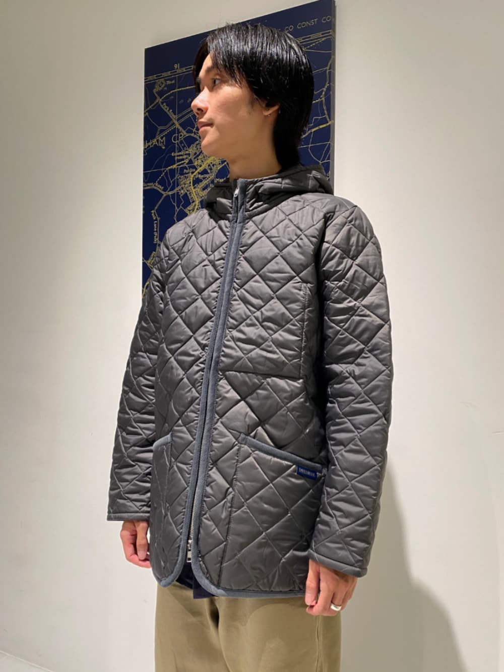 グレー系のその他アウターを着用したメンズの秋コーディネートの3枚目の写真