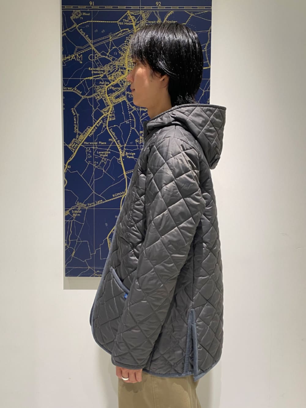 グレー系のその他アウターを着用したメンズの秋コーディネートの4枚目の写真