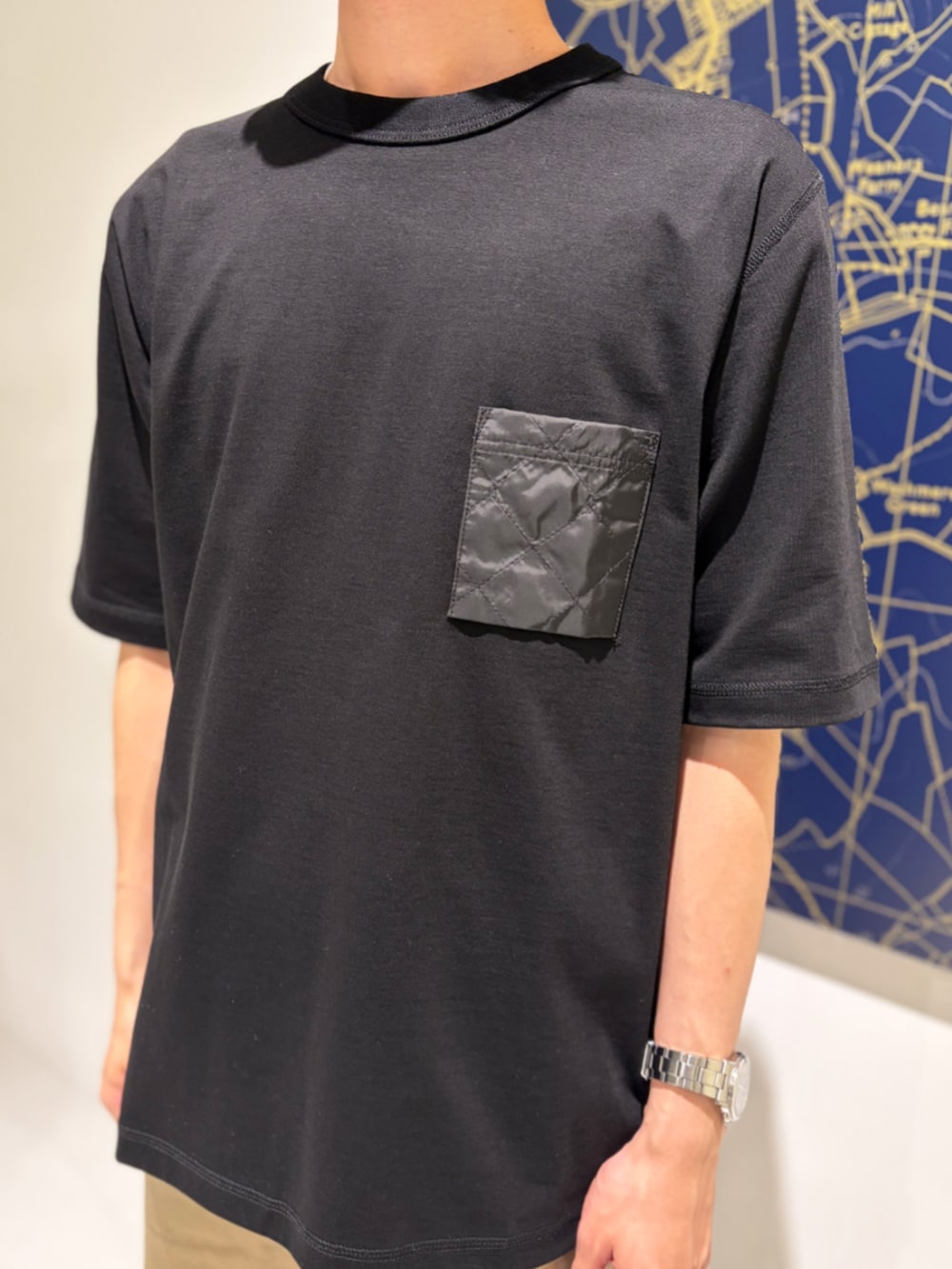 ブラック系のベスト、ブラック系のTシャツ/カットソーを着用したメンズの夏コーディネートの4枚目の写真