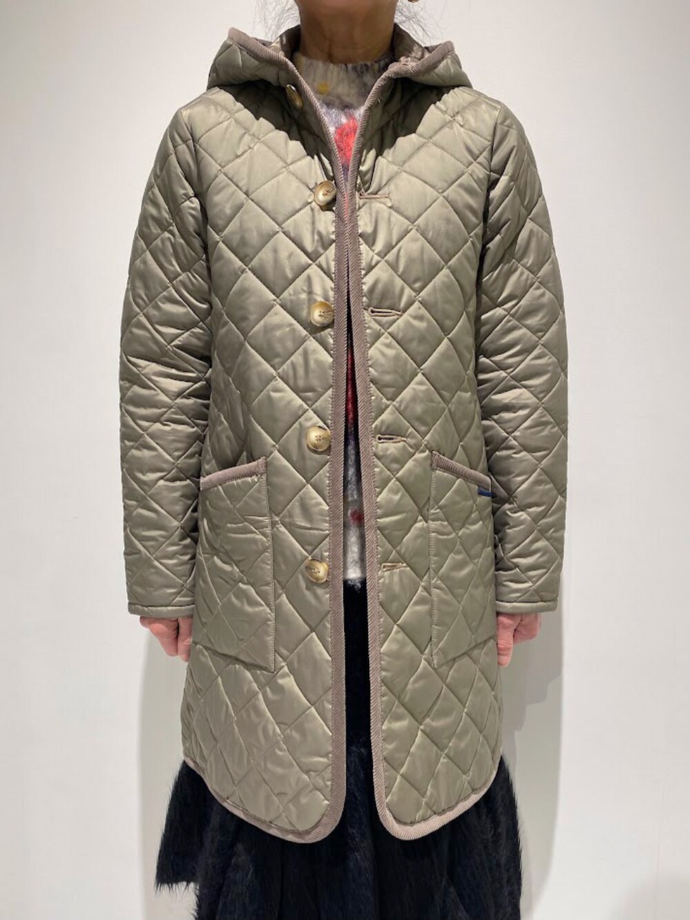 ベージュ系のその他アウターを着用したレディースの冬コーディネートの2枚目の写真