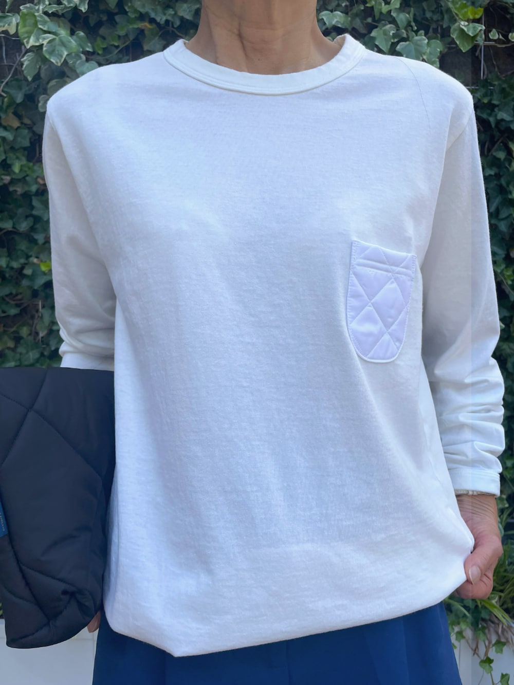 ホワイト系のTシャツ/カットソー、ブラック系のトートバッグを着用したレディースの夏コーディネートの3枚目の写真