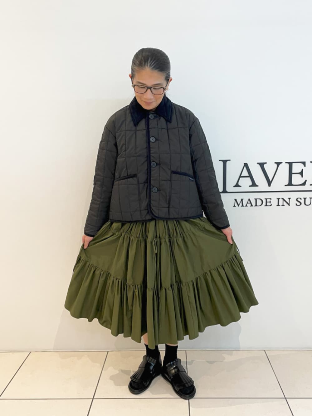 ブラック系のその他アウターを着用したレディースの秋コーディネートの2枚目の写真