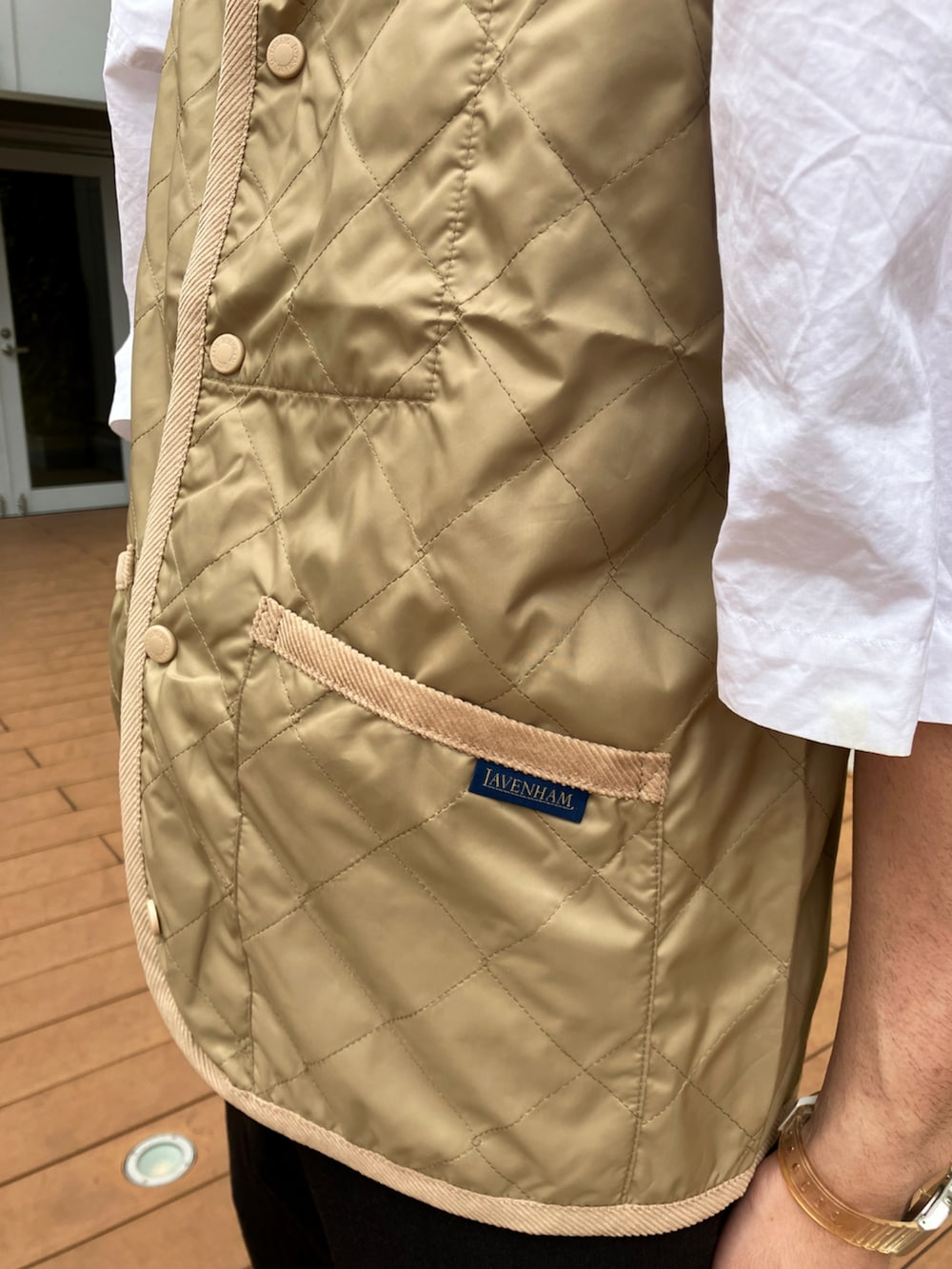 ベージュ系のベストを着用したメンズの春コーディネートの3枚目の写真