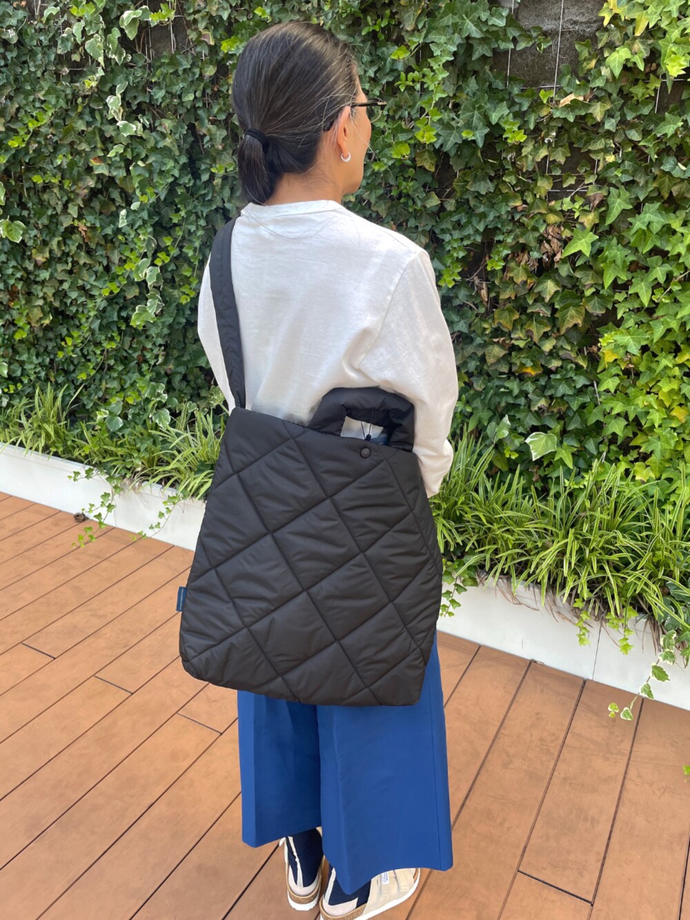 ホワイト系のTシャツ/カットソー、ブラック系のトートバッグを着用したレディースの夏コーディネートの2枚目の写真