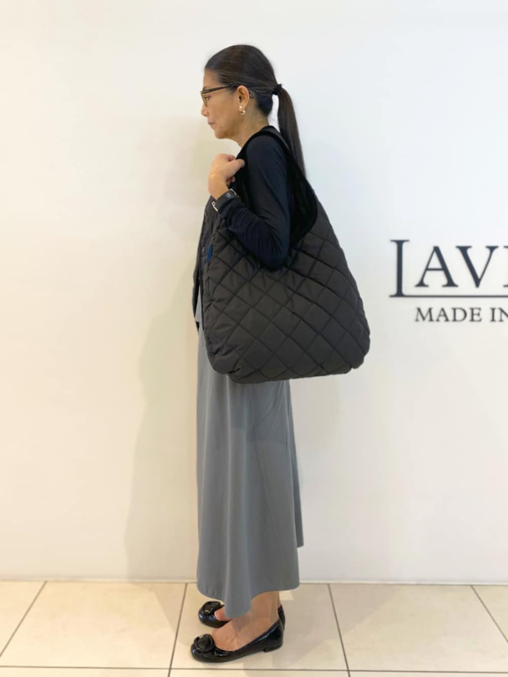 ブラック系のベスト、ブラック系のショルダーバッグを着用したレディースの秋コーディネートの3枚目の写真