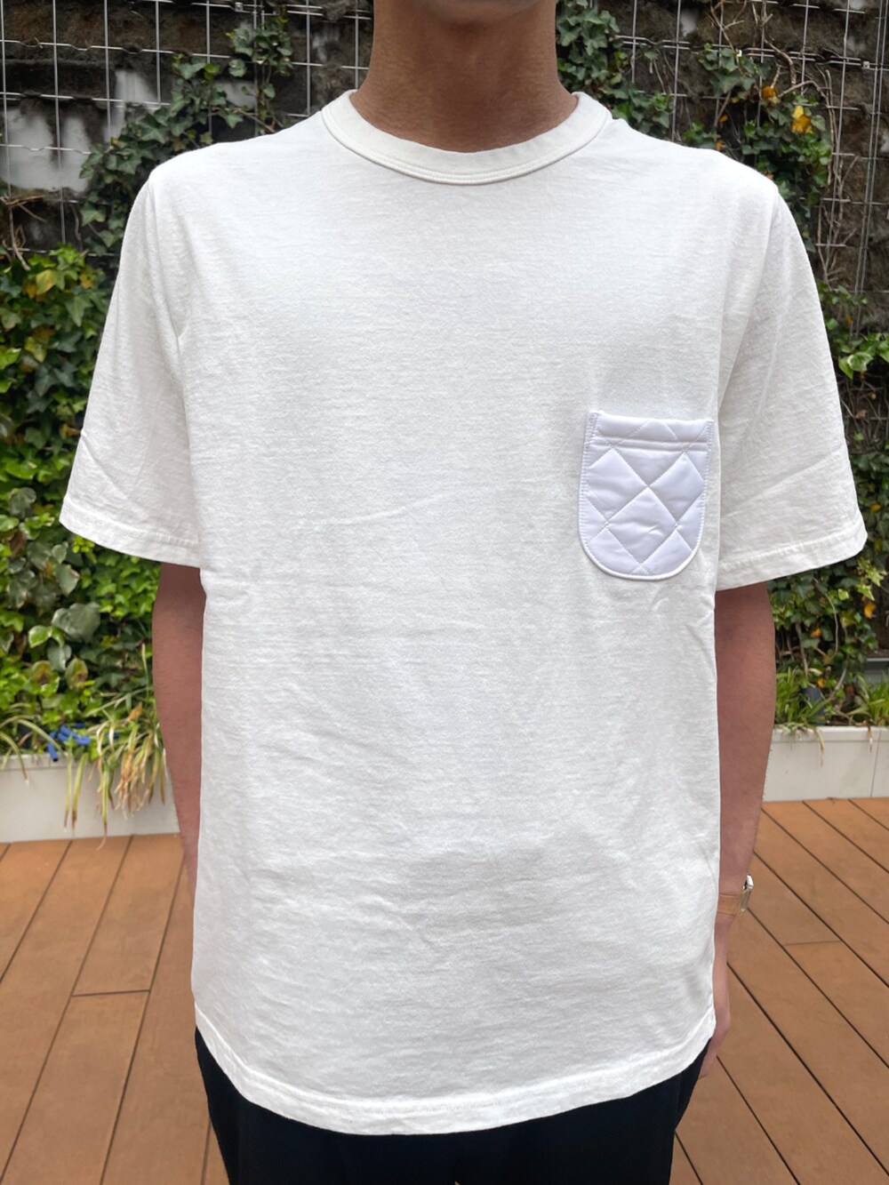 ブラック系のベスト、ホワイト系のTシャツ/カットソーを着用したメンズの春コーディネートの4枚目の写真