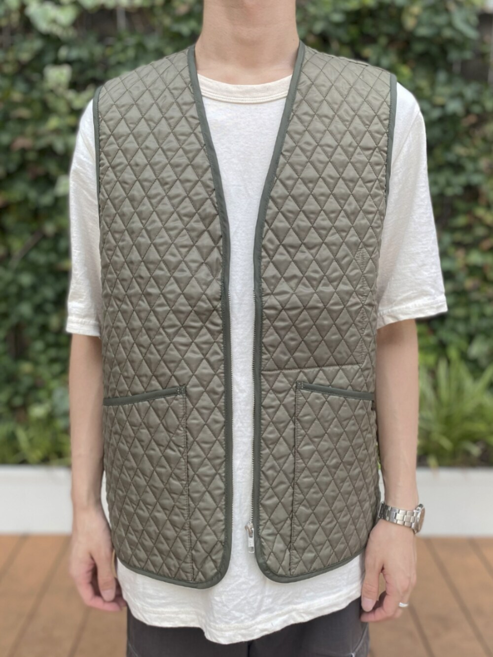 ホワイト系のTシャツ/カットソー、ブラック系のベストを着用したメンズの夏コーディネートの2枚目の写真