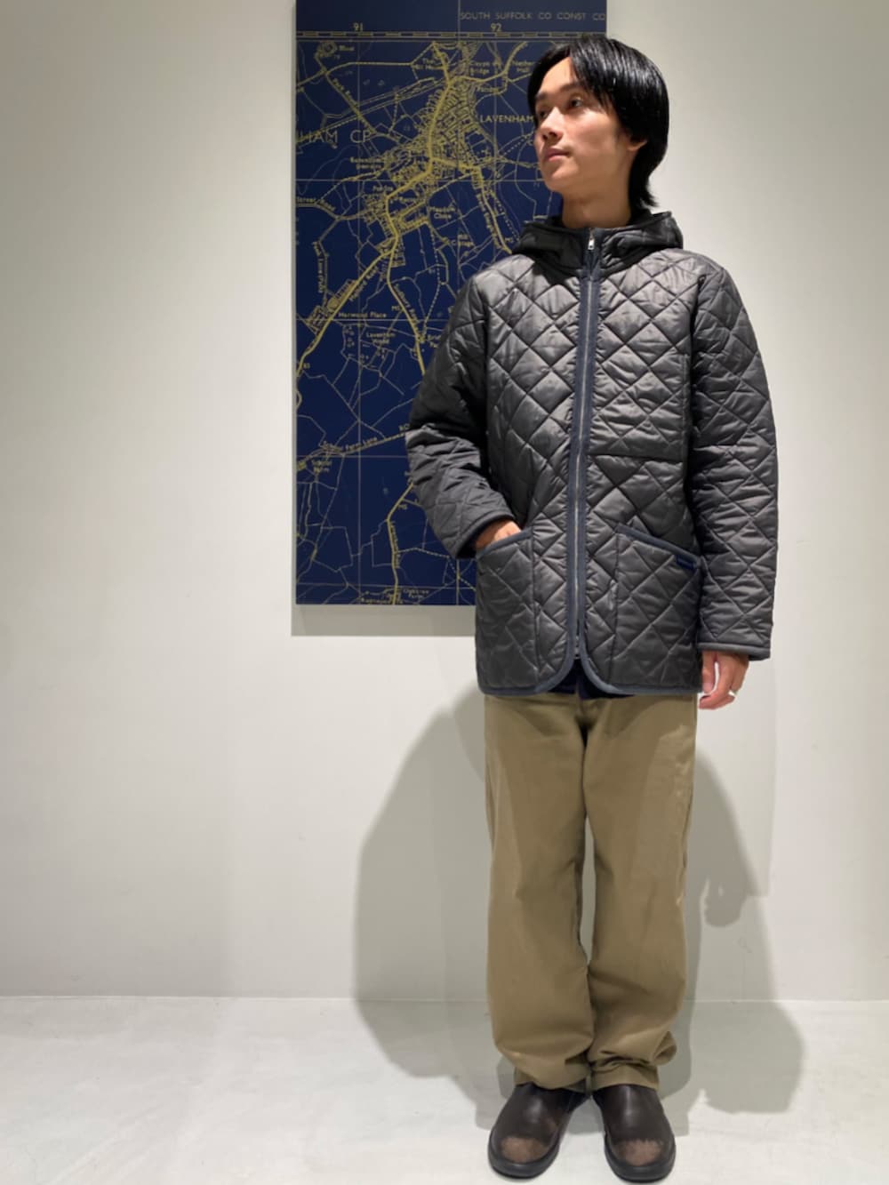 グレー系のその他アウターを着用したメンズの秋コーディネートの2枚目の写真