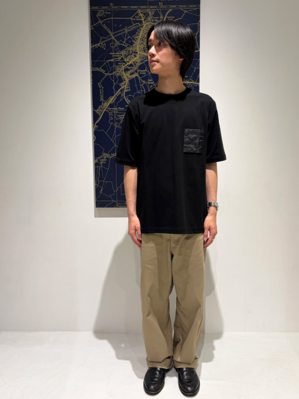 ブラック系のベスト、ブラック系のTシャツ/カットソーを着用したメンズの夏コーディネートの3枚目の写真