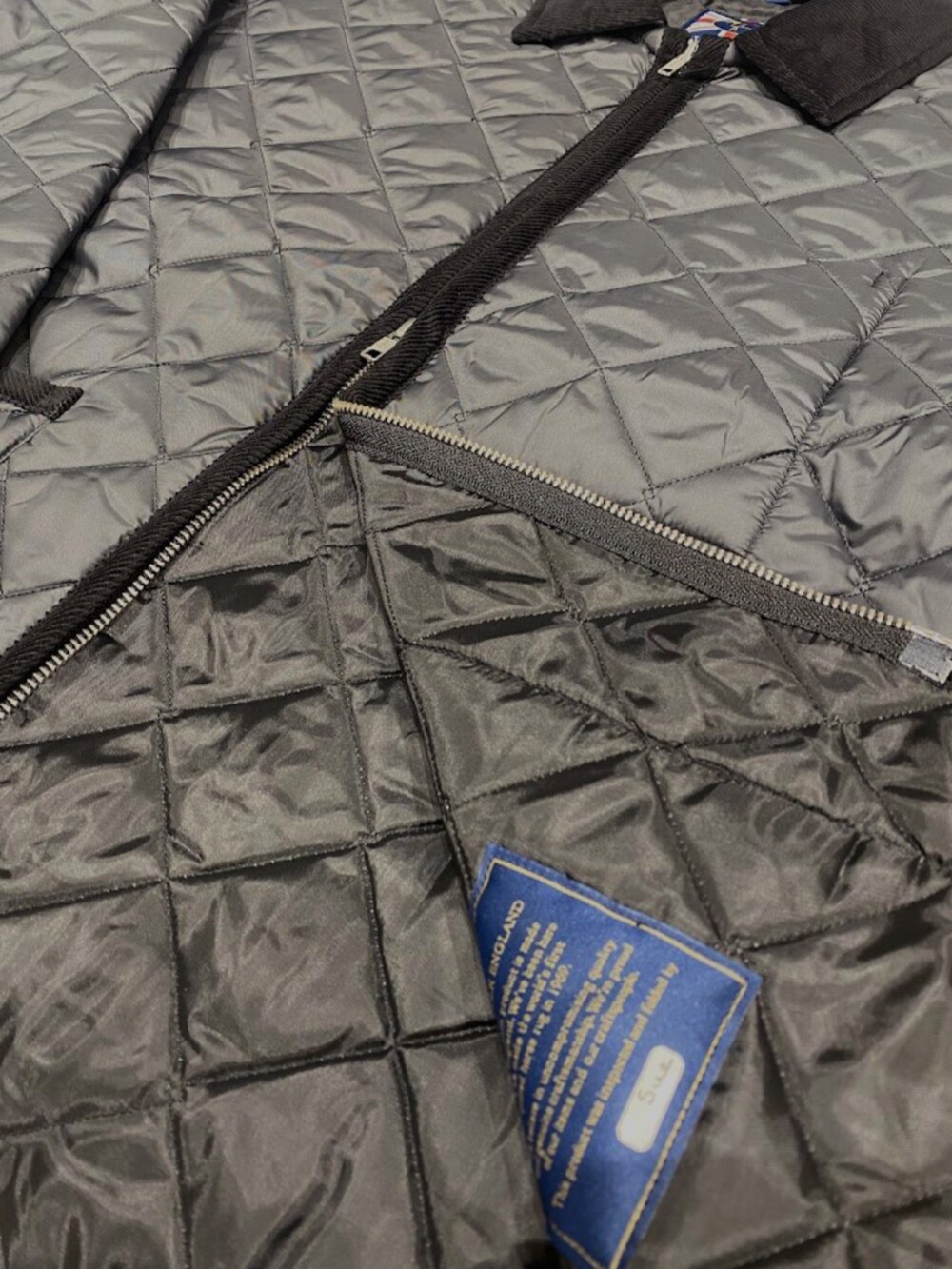 ブラック系のその他アウターを着用したメンズの冬コーディネートの3枚目の写真