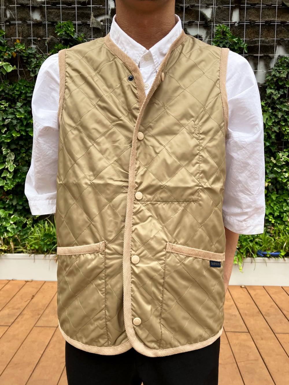 ベージュ系のベストを着用したメンズの春コーディネートの2枚目の写真