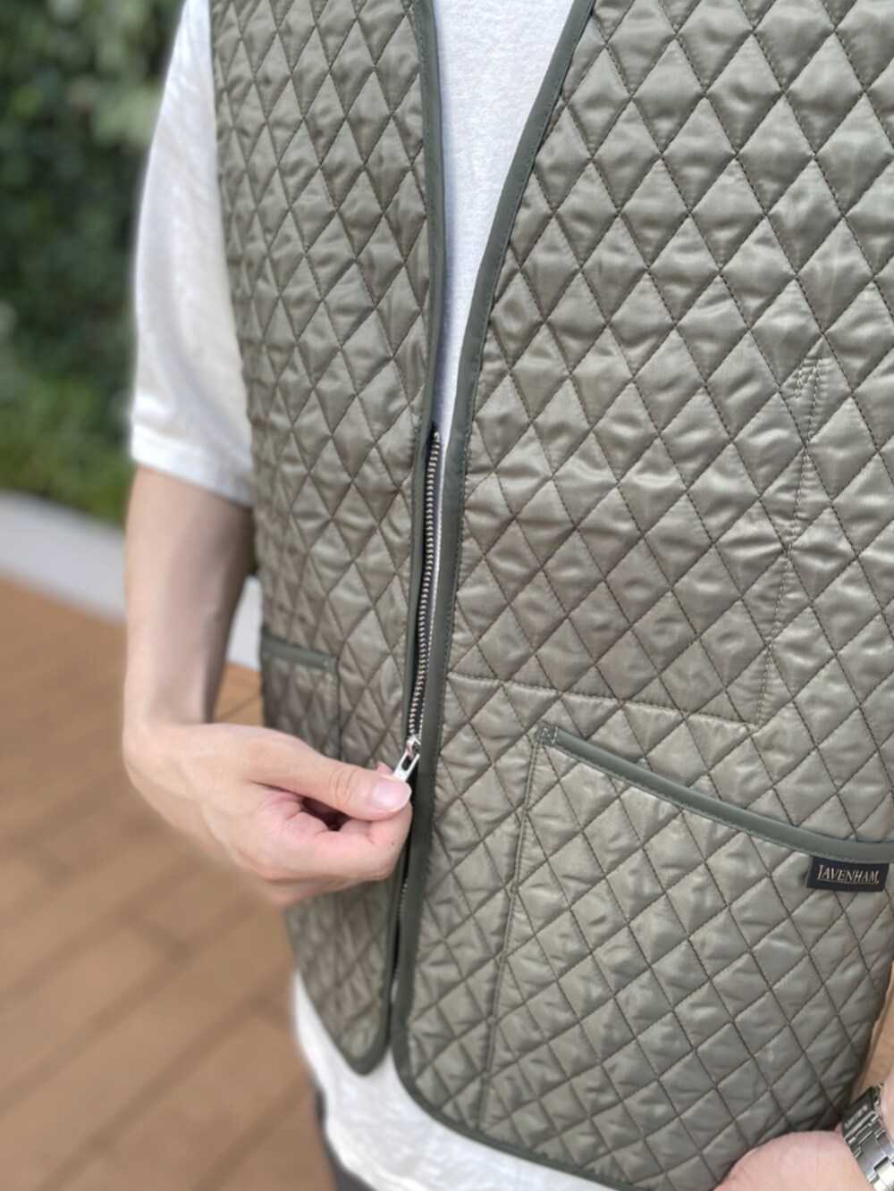 ホワイト系のTシャツ/カットソー、ブラック系のベストを着用したメンズの夏コーディネートの4枚目の写真