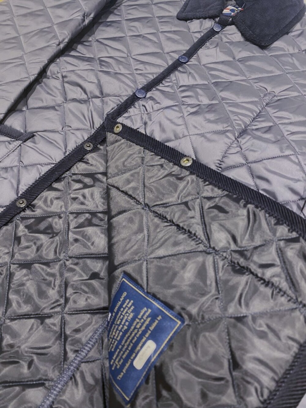 ブルー系のその他アウターを着用したメンズの冬コーディネートの3枚目の写真