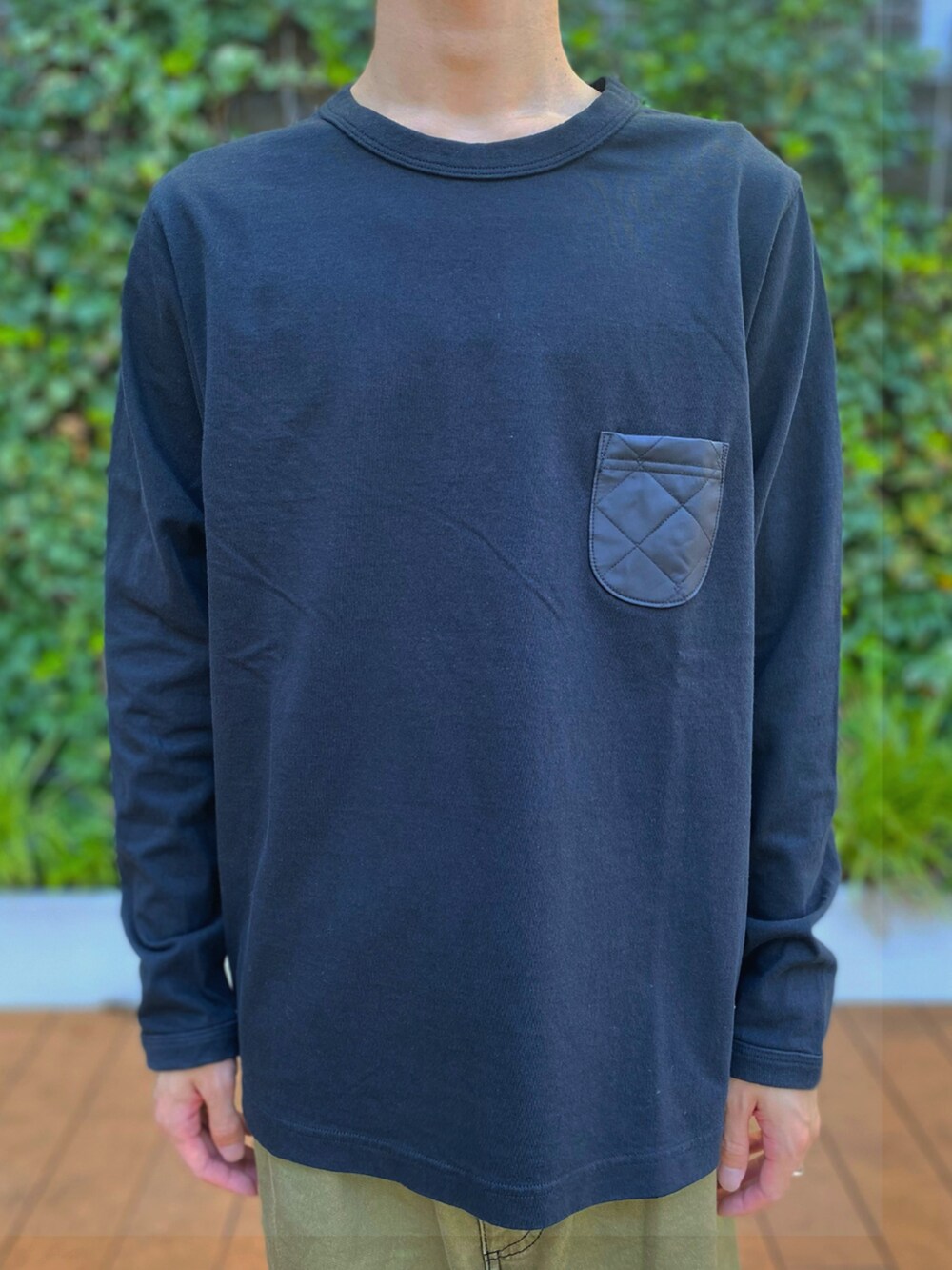 ブラック系のベスト、ブラック系のTシャツ/カットソーを着用したメンズの夏コーディネートの3枚目の写真