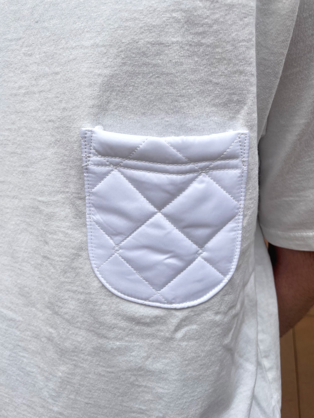 ブラック系のベスト、ホワイト系のTシャツ/カットソーを着用したメンズの春コーディネートの5枚目の写真