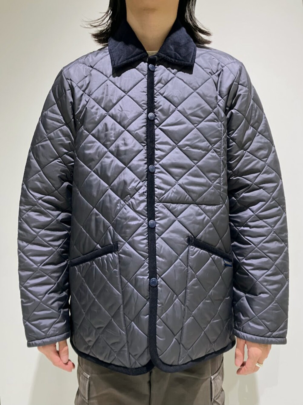 ブルー系のその他アウターを着用したメンズの冬コーディネートの2枚目の写真