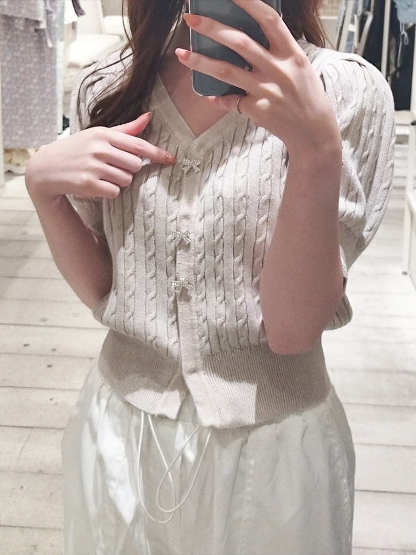 ブラウン系のカーディガン/ボレロ、ホワイト系のカーゴパンツ、ブラック系のショルダーバッグを着用したレディースの夏コーディネートの2枚目の写真