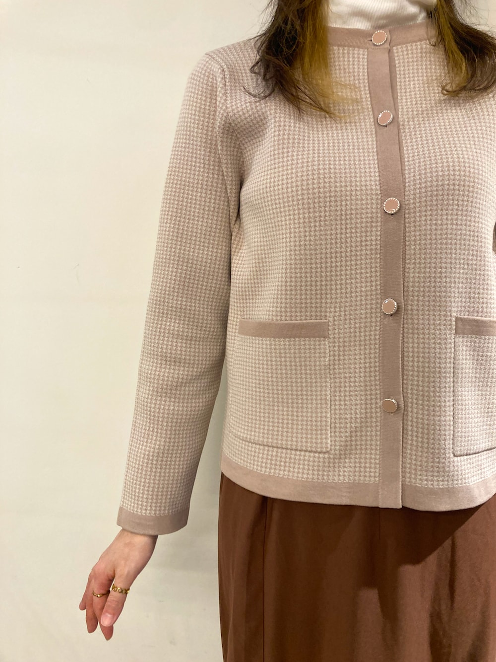 ピンク系のカーディガン/ボレロを着用したレディースの冬コーディネートの3枚目の写真