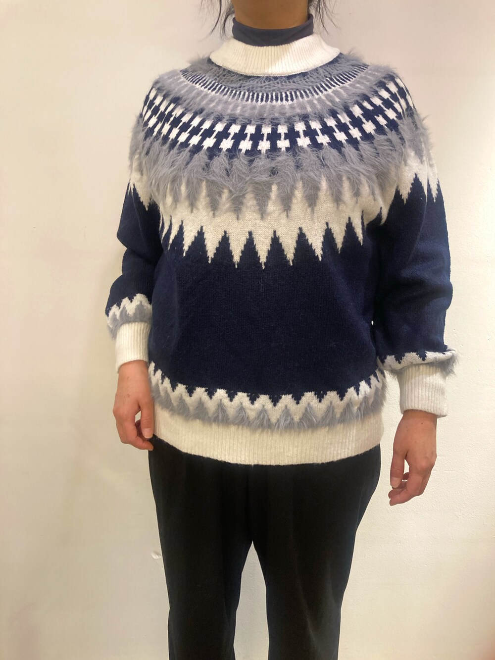 ブラック系のその他パンツ、ブラック系のブーツ、ブルー系のニット/セーターを着用したレディースの冬コーディネートの4枚目の写真
