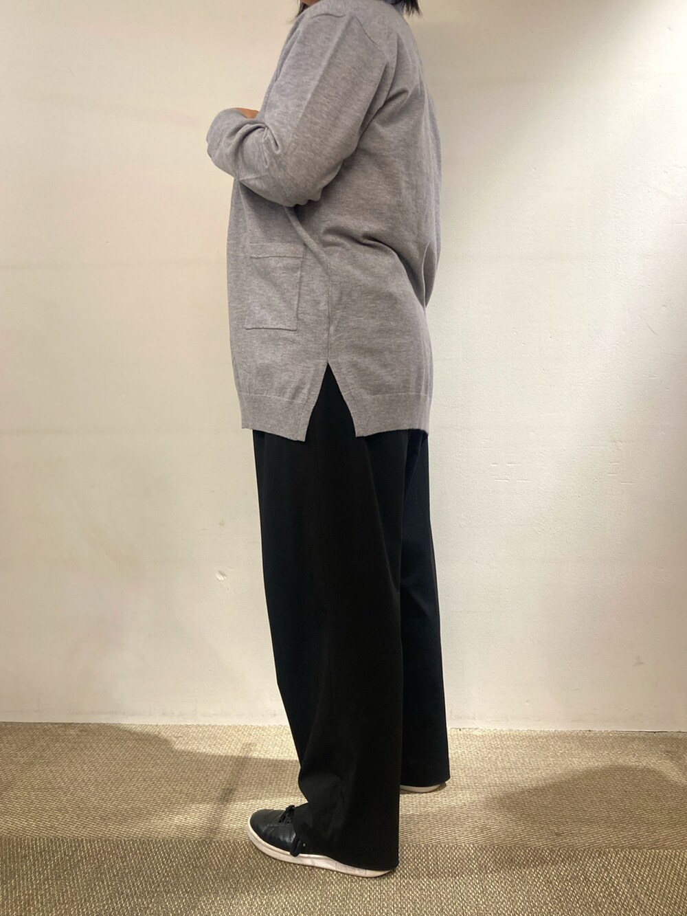 ブルー系のビジネスシャツ、ブラック系のその他パンツ、ブラック系のスニーカーを着用したレディースの秋コーディネートの3枚目の写真