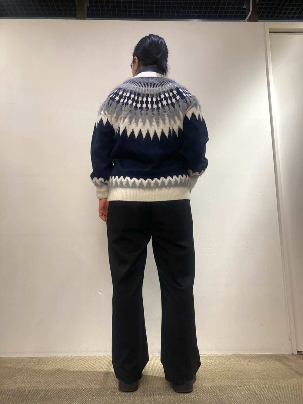ブラック系のその他パンツ、ブラック系のブーツ、ブルー系のニット/セーターを着用したレディースの冬コーディネートの3枚目の写真