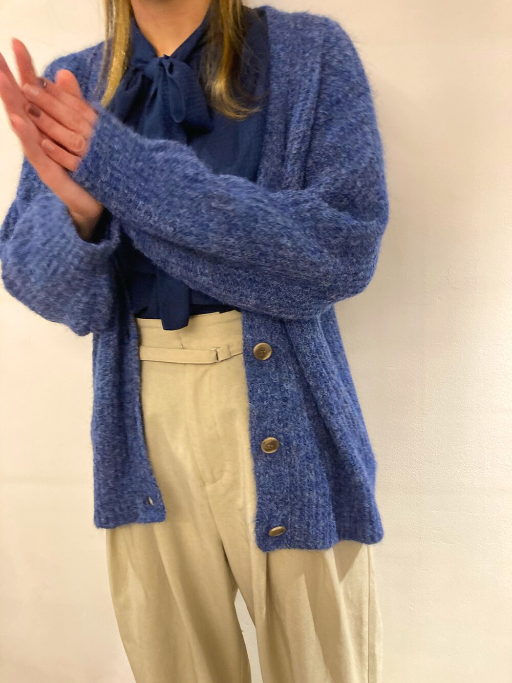 ブルー系のシャツ/ブラウス、ブルー系のカーディガン/ボレロを着用したレディースの冬コーディネートの3枚目の写真