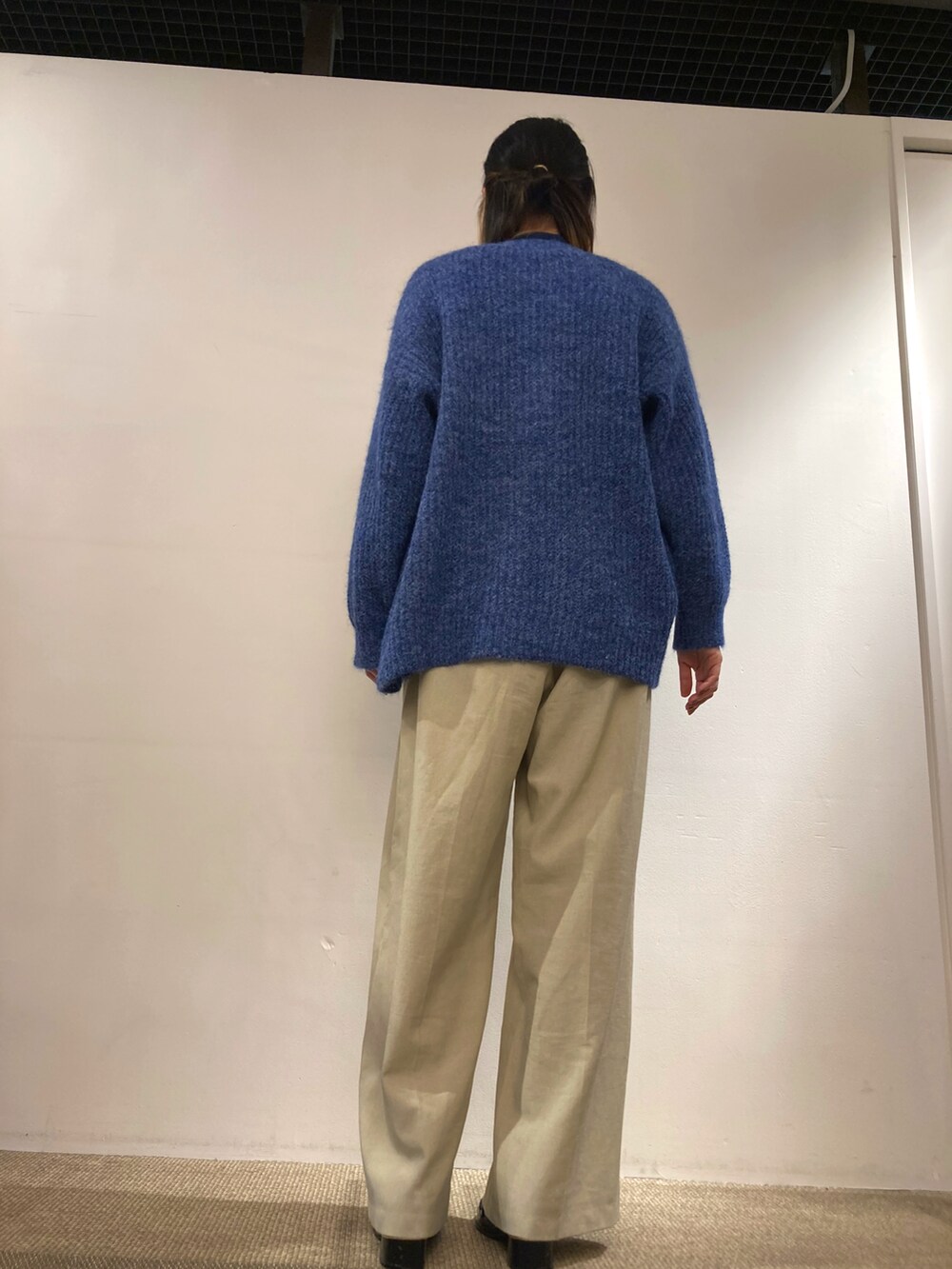 ブルー系のシャツ/ブラウス、ブルー系のカーディガン/ボレロを着用したレディースの冬コーディネートの2枚目の写真