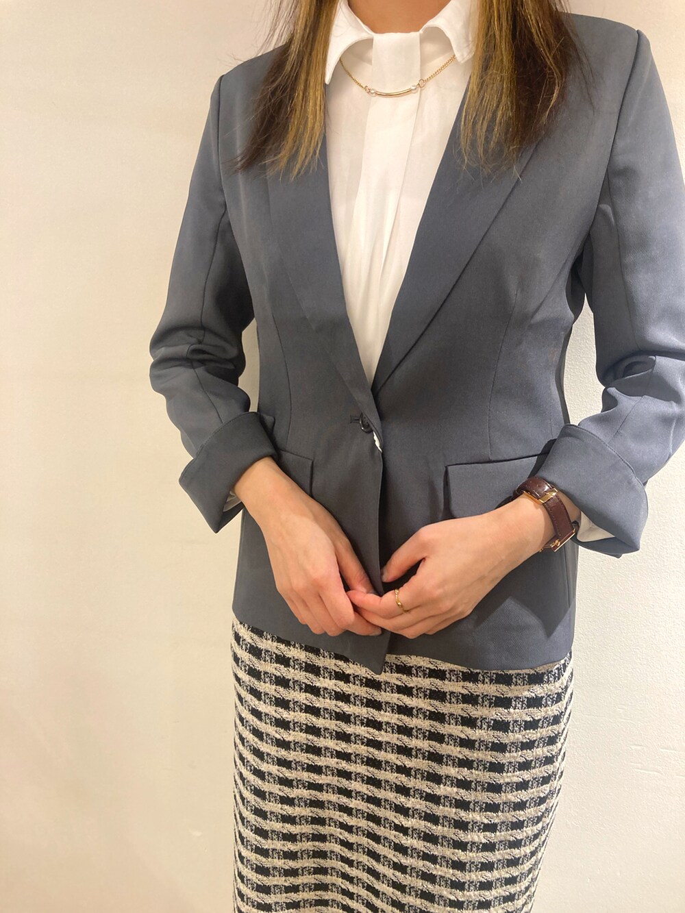 グレー系のテーラードジャケット、ホワイト系のシャツ/ブラウスを着用したレディースの冬コーディネートの3枚目の写真