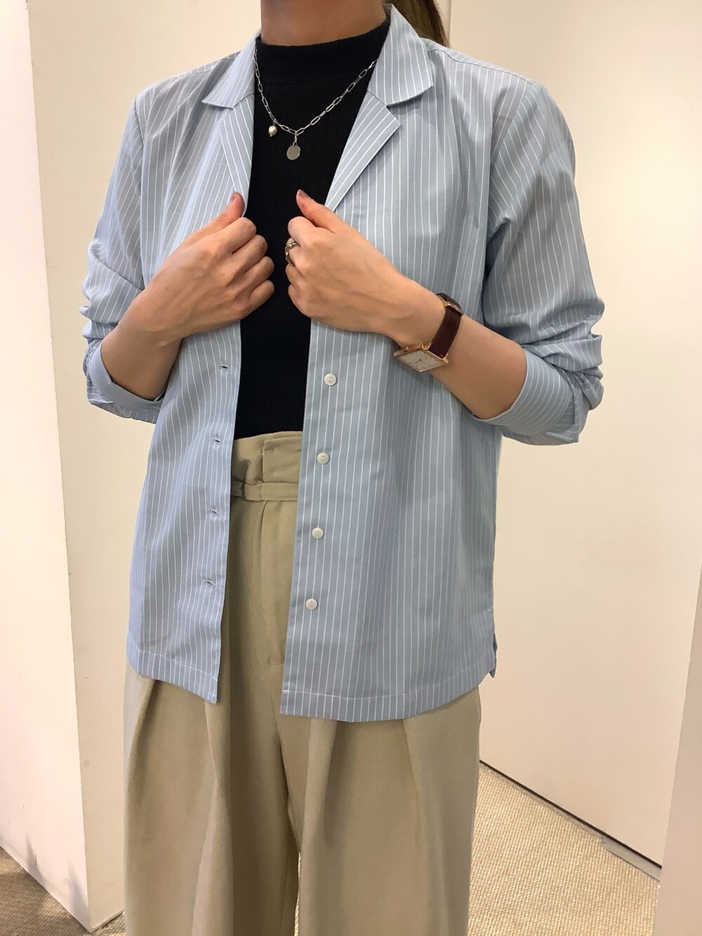 グリーン系のビジネスシャツ、ベージュ系のその他パンツ、ブラック系のレインシューズを着用したレディースの秋コーディネートの3枚目の写真